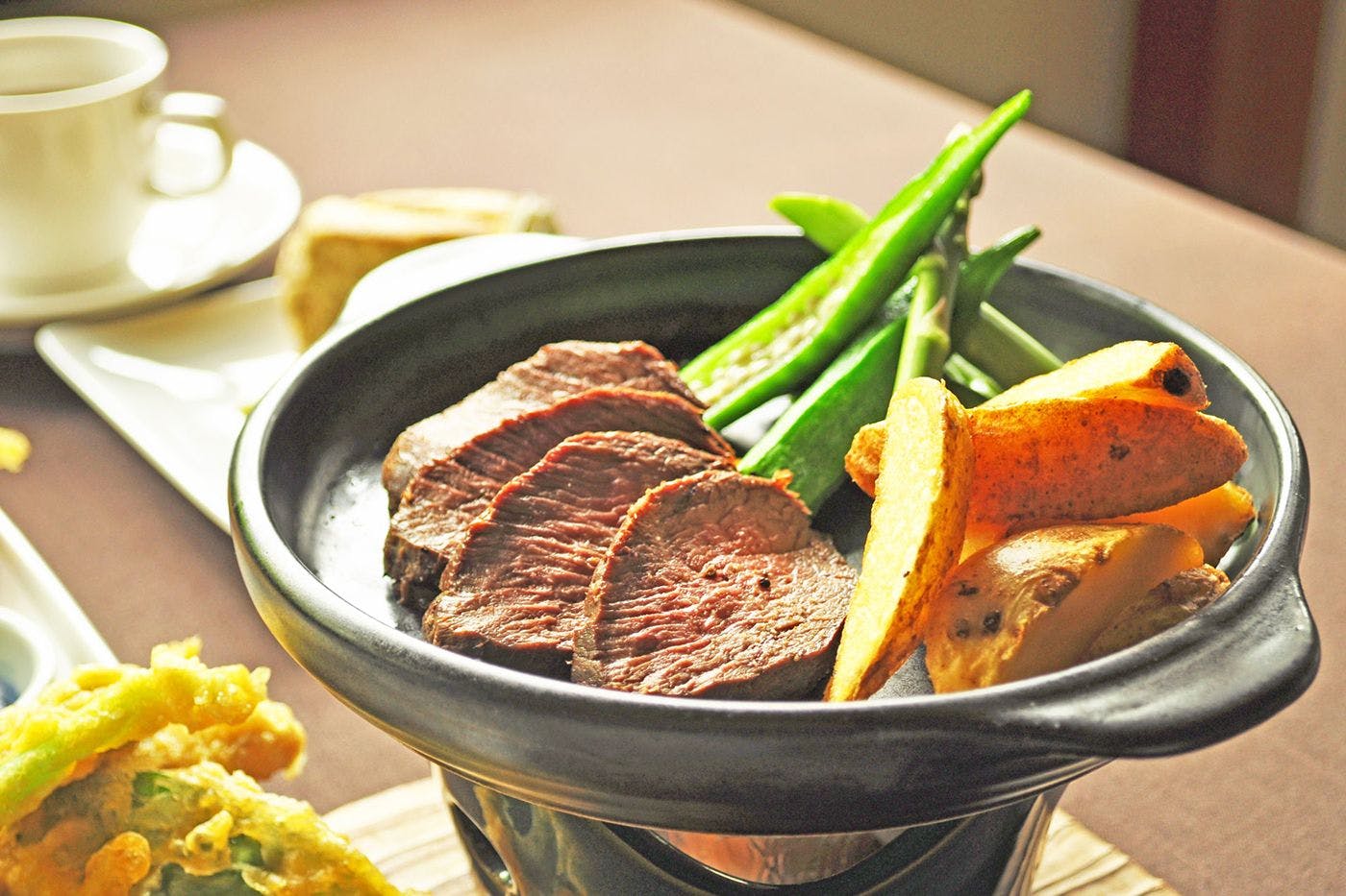 สเต็กเนื้อกวางเอโซจากชิโคสึพร้อมพริกไทยดำ