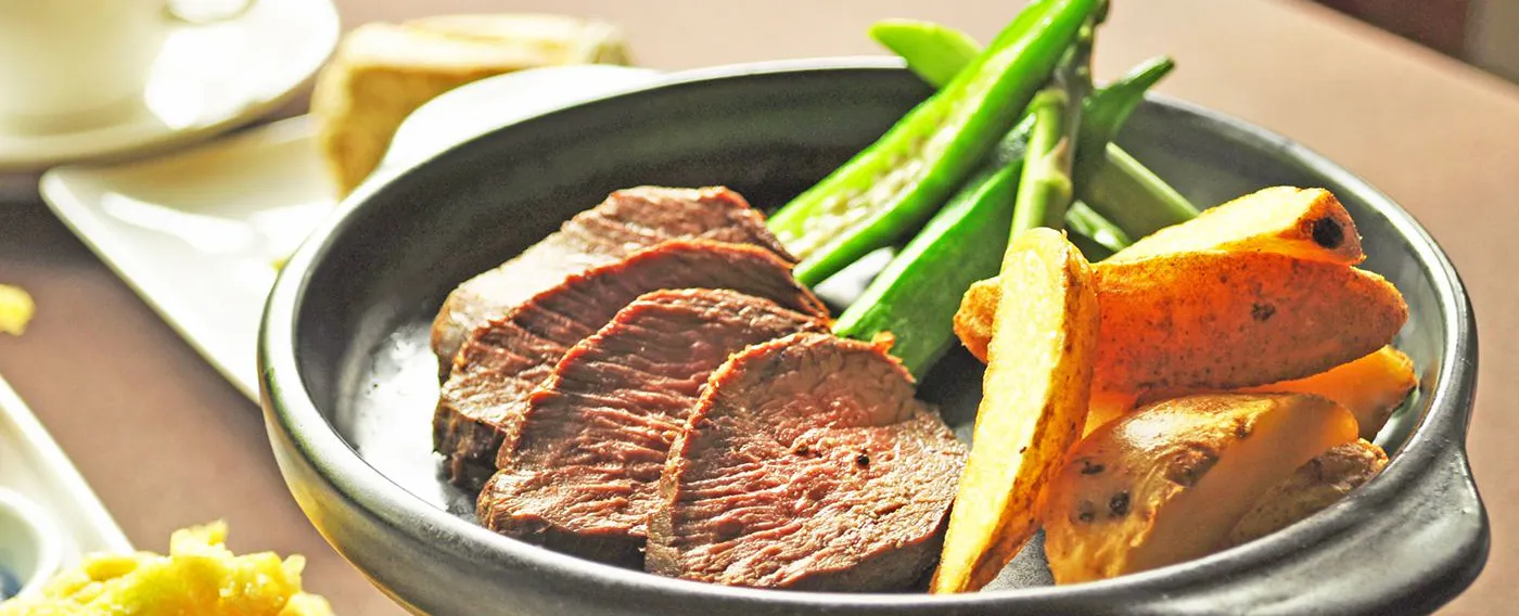 สเต็กเนื้อกวางเอโซจากชิโคสึพร้อมพริกไทยดำ