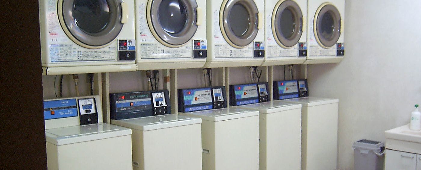 มุมซักรีดและตู้จำหน่ายสินค้าอัตโนมัติ