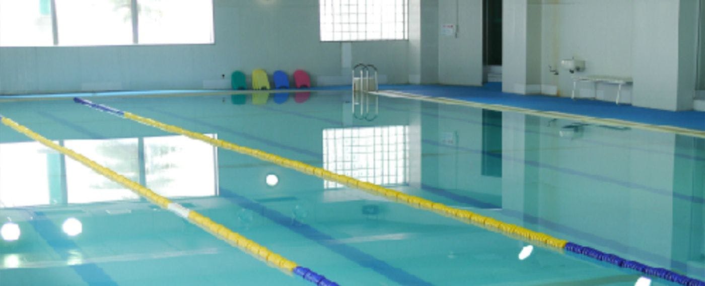 สระว่ายน้ำในร่มระบบน้ำอุ่น