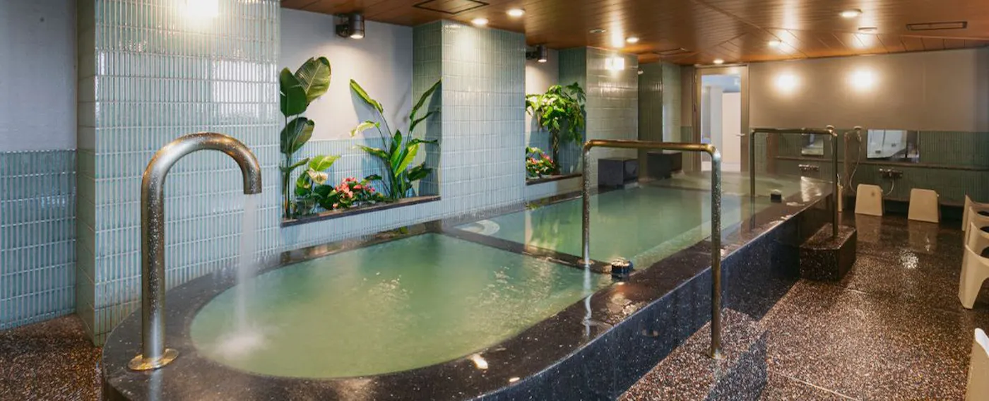 ห้องอาบน้ำรวมขนาดใหญ่สำหรับผู้หญิง (ชั้น 2)