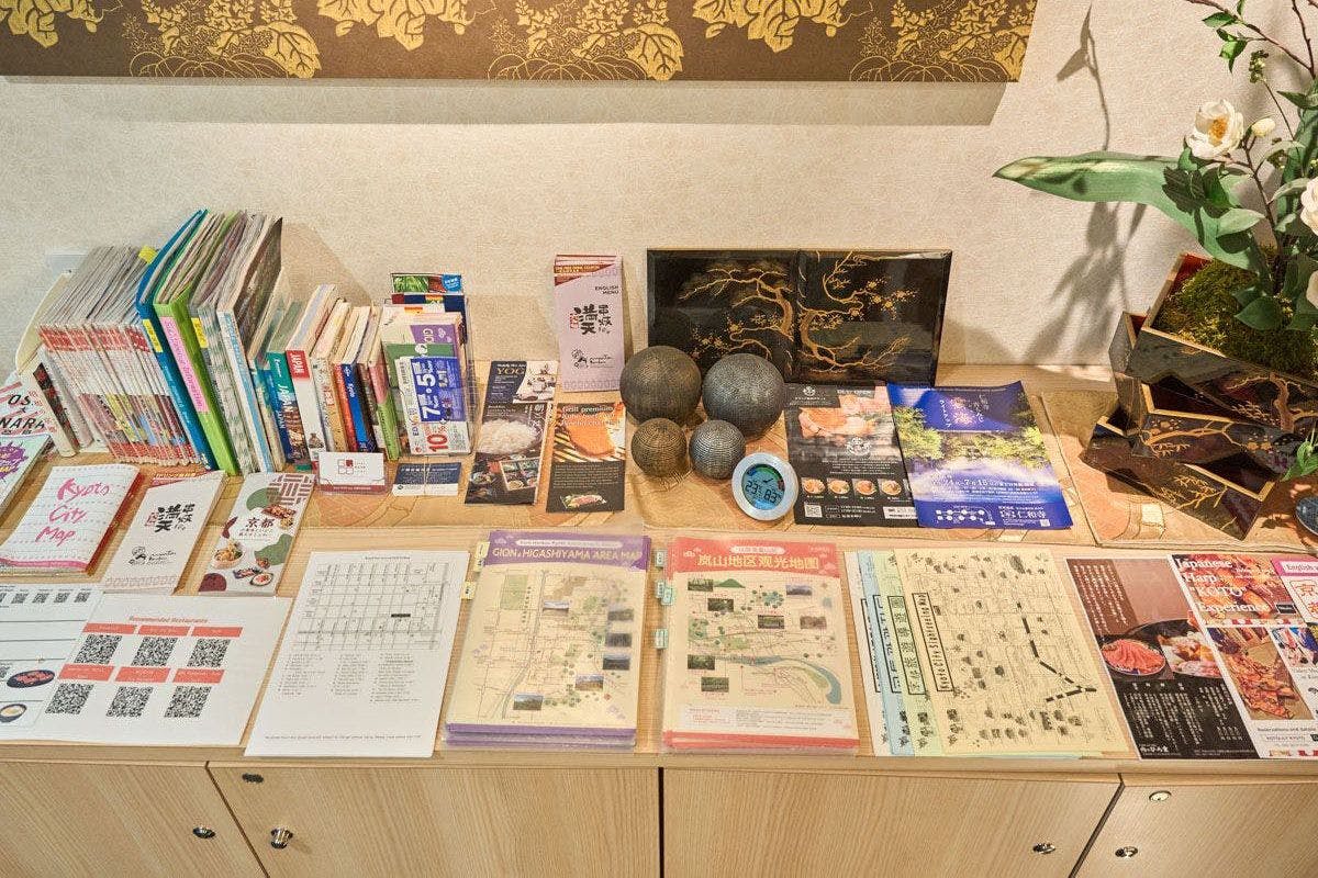 หนังสือคู่มือหลากหลาย