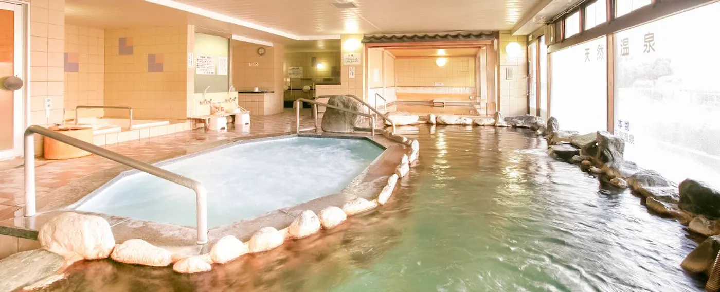 ภายในน้ำพุร้อนขนาดใหญ่