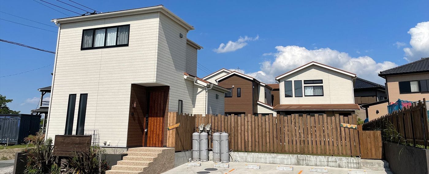 ด้านหน้าที่เหมาะกับท้องฟ้าสีคราม