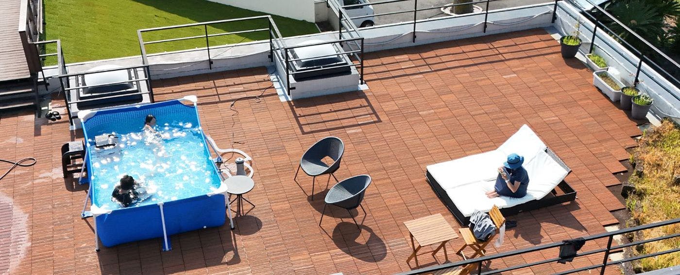 Kolam renang di atap