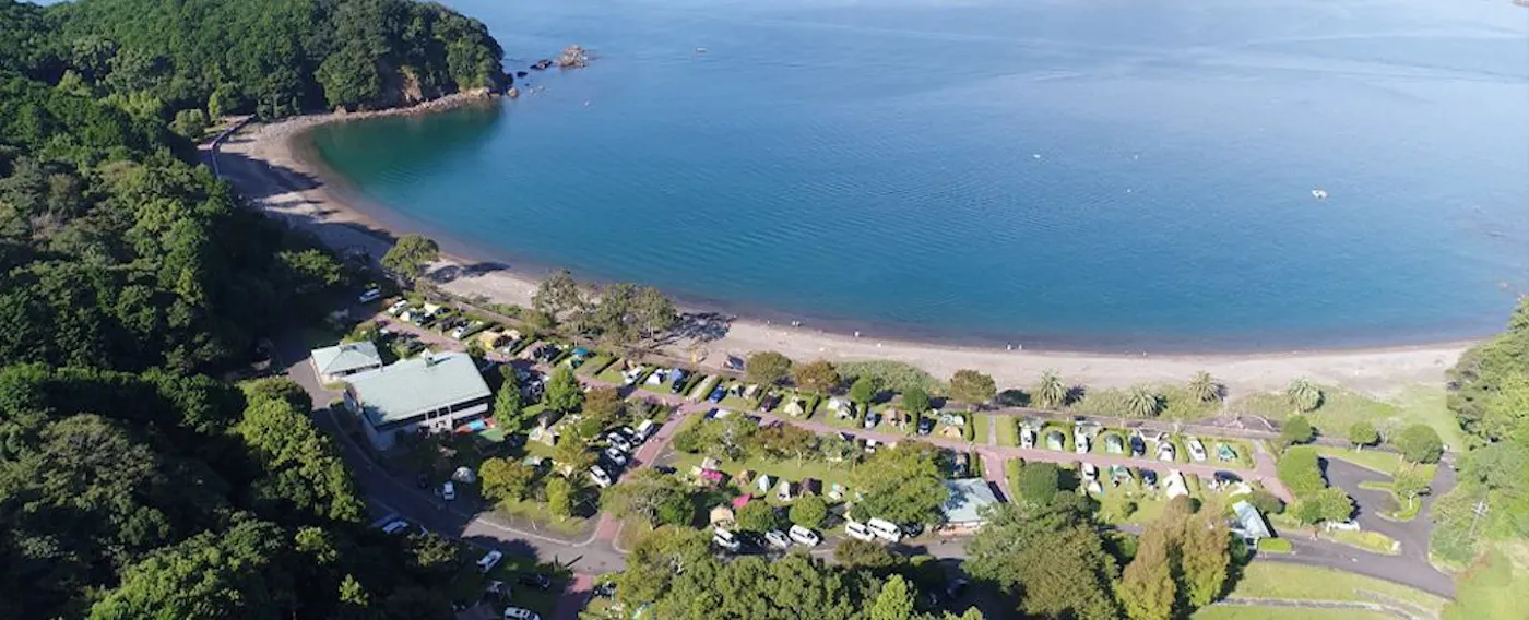 ภาพถ่ายมุมสูงของสิ่งอำนวยความสะดวก