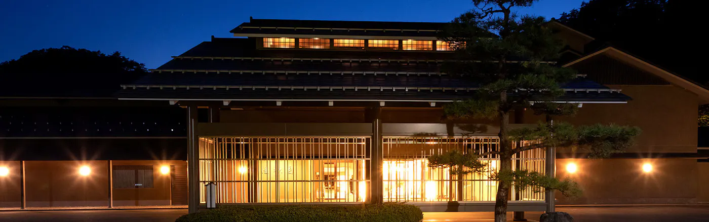 花巻温泉 佳松園：夜の外観