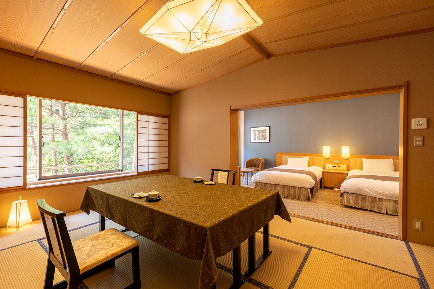 일본식+서양식 객실(다다미 12조+트윈 침대)