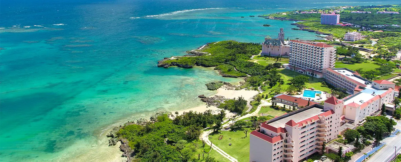 รีสอร์ทริมทะเลที่มีแนวปะการังที่สวยงาม เป็นโรงแรมสำหรับครอบครัวแบบสบาย ๆ