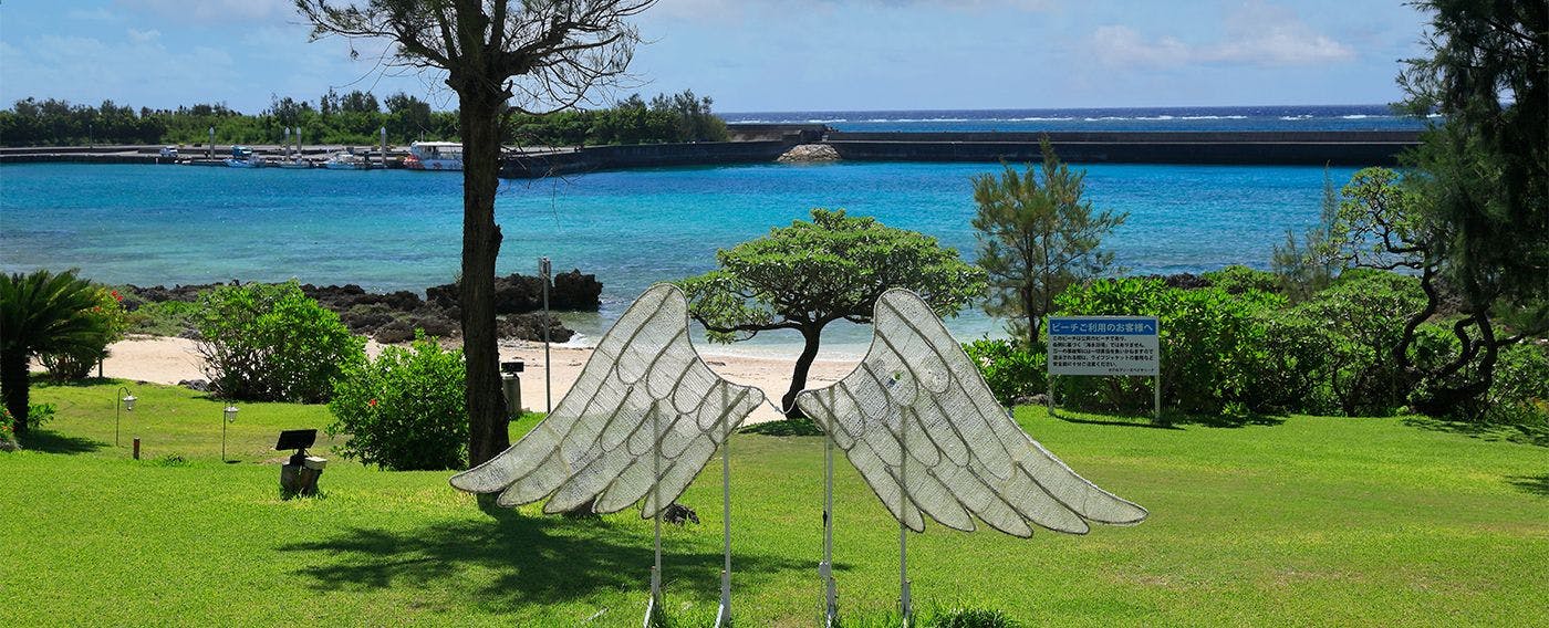 เพียงข้ามลานไปก็จะพบกับชายหาดส่วนตัวที่คุณสามารถเพลิดเพลินกับความแตกต่างระหว่างทรายขาวและสีฟ้าของมิยาโกะ