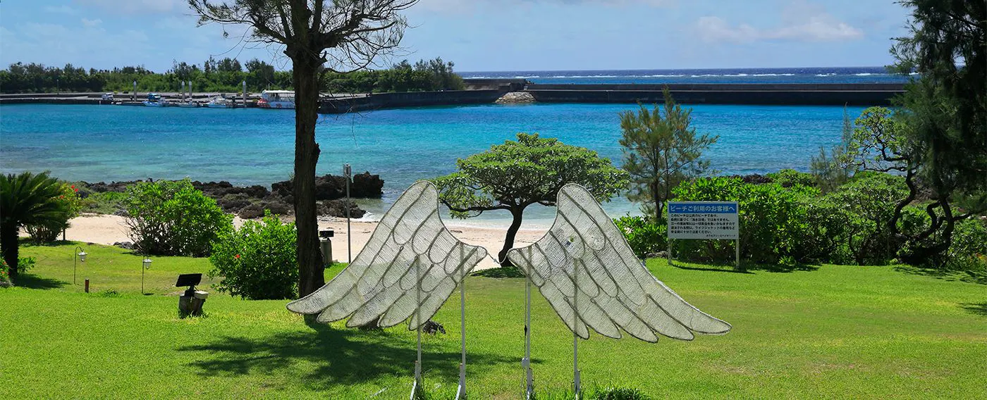 เพียงข้ามลานไปก็จะพบกับชายหาดส่วนตัวที่คุณสามารถเพลิดเพลินกับความแตกต่างระหว่างทรายขาวและสีฟ้าของมิยาโกะ