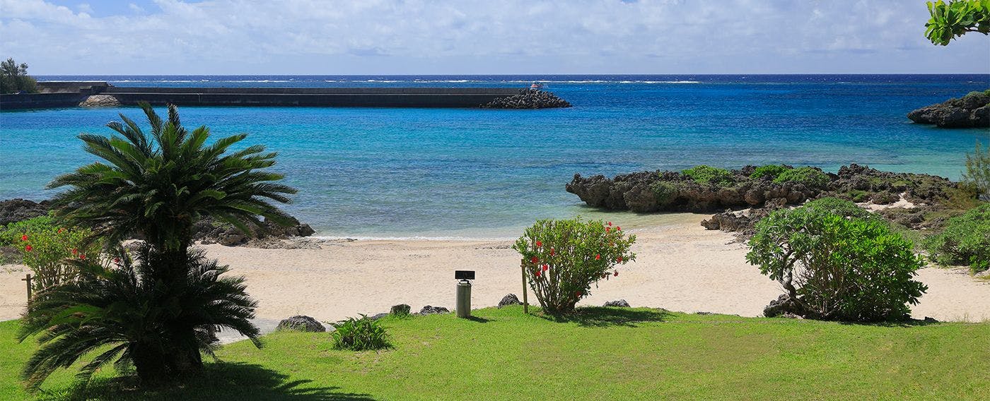 เพียงข้ามลานไปก็จะพบกับชายหาดส่วนตัวที่คุณสามารถเพลิดเพลินกับความแตกต่างระหว่างทรายขาวและสีฟ้าของมิยาโกะ