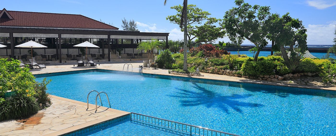 สระว่ายน้ำกลางแจ้งที่เต็มไปด้วยบรรยากาศเขตร้อนสามารถใช้บริการได้ฟรีสำหรับผู้เข้าพักที่พัก