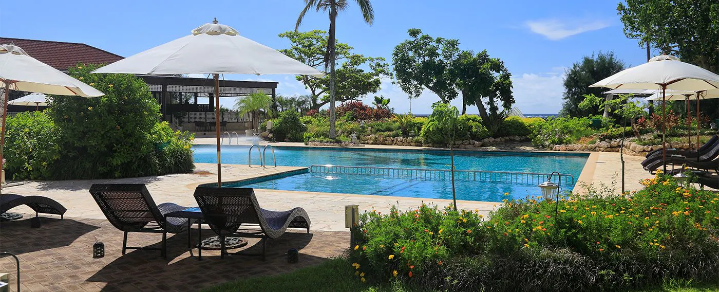 คุณสามารถผ่อนคลายบนเก้าอี้เทอร์เรซริมสระว่ายน้ำได้