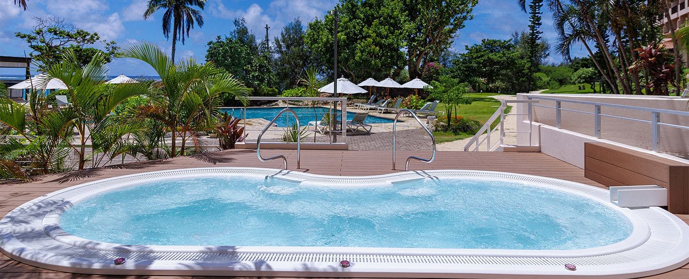 มีอ่างน้ำวนให้บริการริมสระว่ายน้ำตั้งแต่เวลา 8.00 น. ถึงพระอาทิตย์ตกดิน