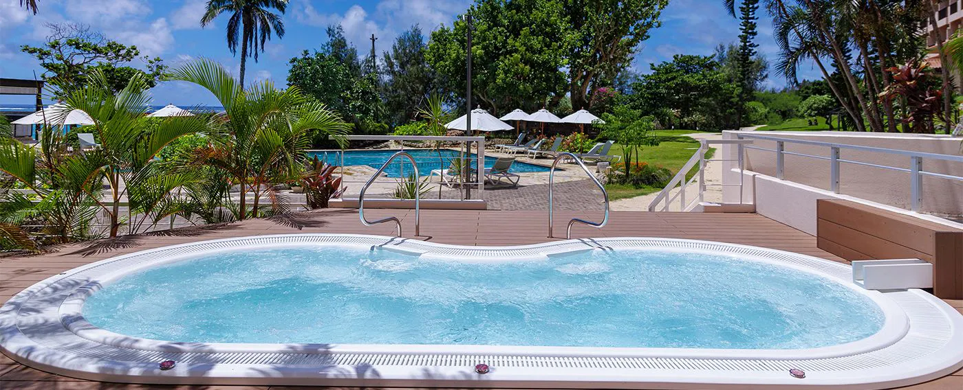 มีอ่างน้ำวนให้บริการริมสระว่ายน้ำตั้งแต่เวลา 8.00 น. ถึงพระอาทิตย์ตกดิน