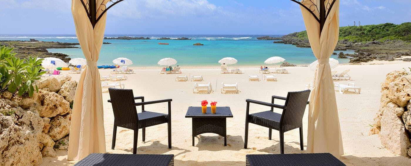 ที่ชิกิระบีชเฮาส์ เรามีบริการคาบานาแบบเต็นท์และอุปกรณ์ให้เช่าทางทะเล