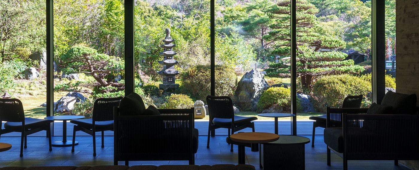 Taman Jepang yang menyampaikan keindahan setiap musim dengan latar belakang alam Unzen.