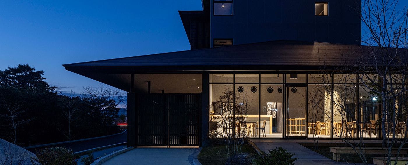 Ruang relaksasi yang dikelilingi oleh pegunungan Unzen yang indah