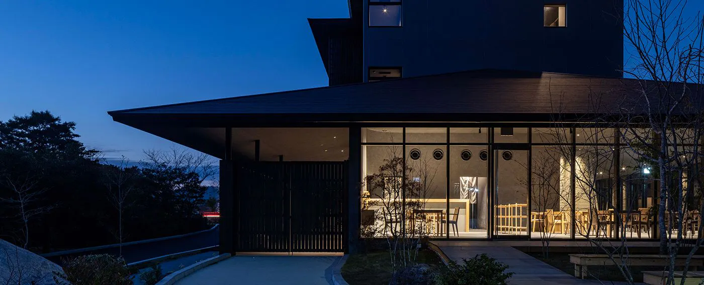 พื้นที่ผ่อนคลายที่ล้อมรอบด้วยภูเขาอันงดงามของอุนเซ็น