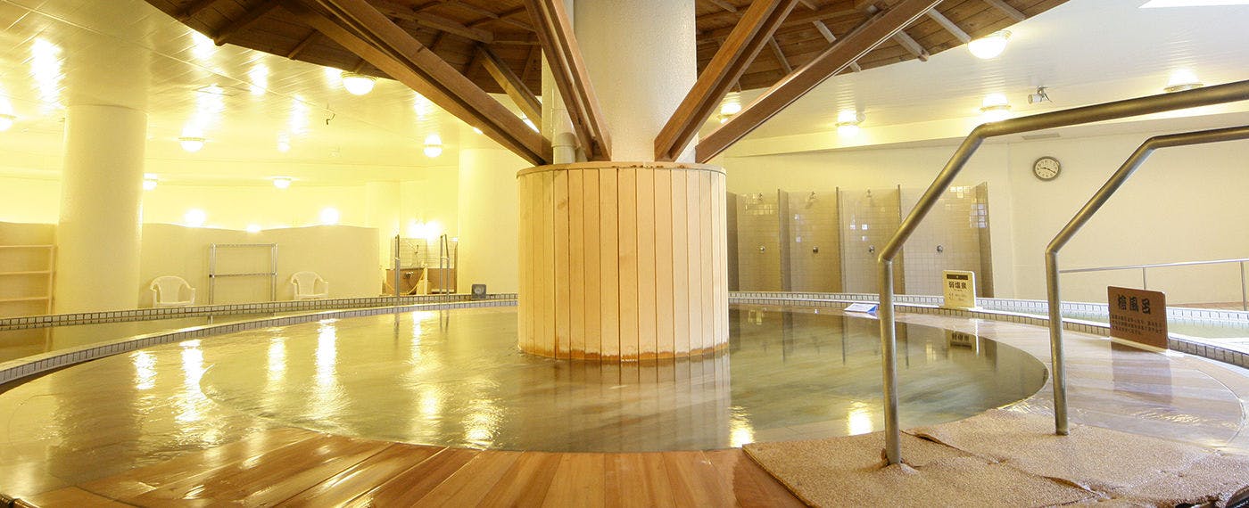 ห้องอาบน้ำรวมขนาดใหญ่ (อ่างอาบน้ำไม้ฮิโนกิ)