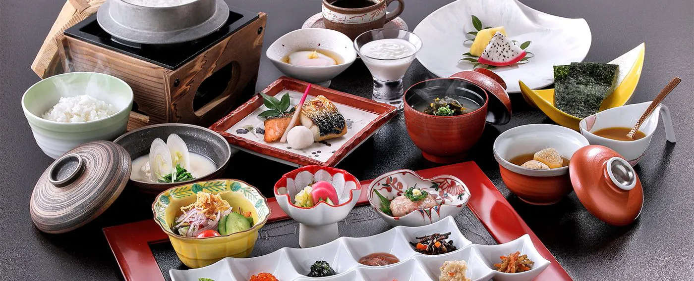 早餐:鴨川產的現煮鍋飯和溫熱的日式定食。