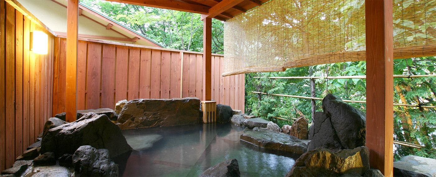 Mata air panas dan mandi