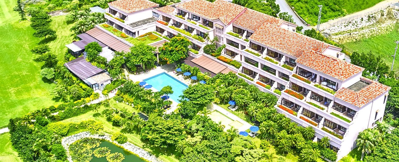 設有沙龍、精品店及餐廳的飯店中心建築「本館」