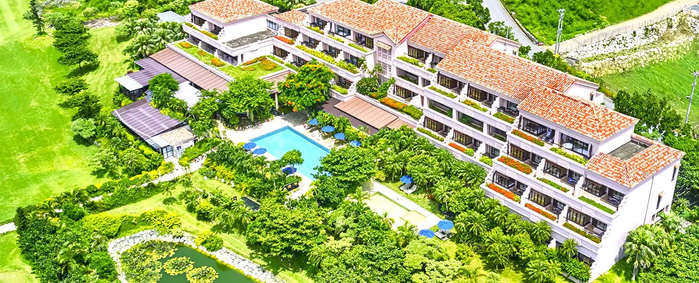 設有沙龍、精品店及餐廳的飯店中心建築「本館」