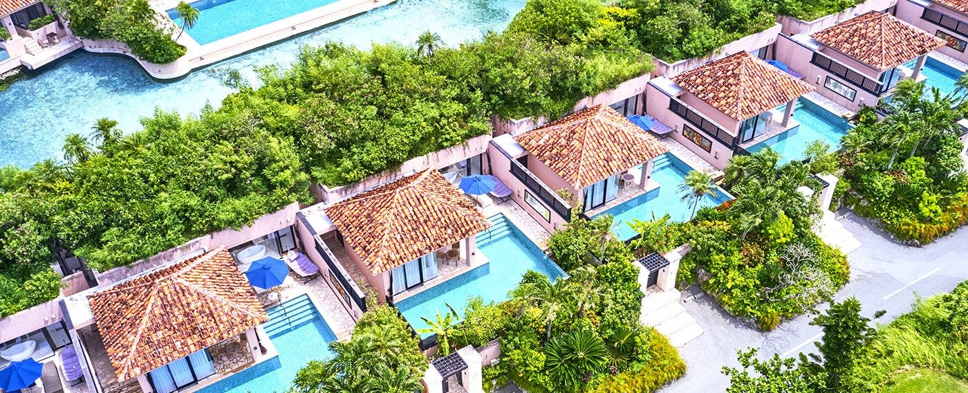 色彩繽紛的花卉、南國植物環繞，整棟建築充滿隱私感的「別墅棟」