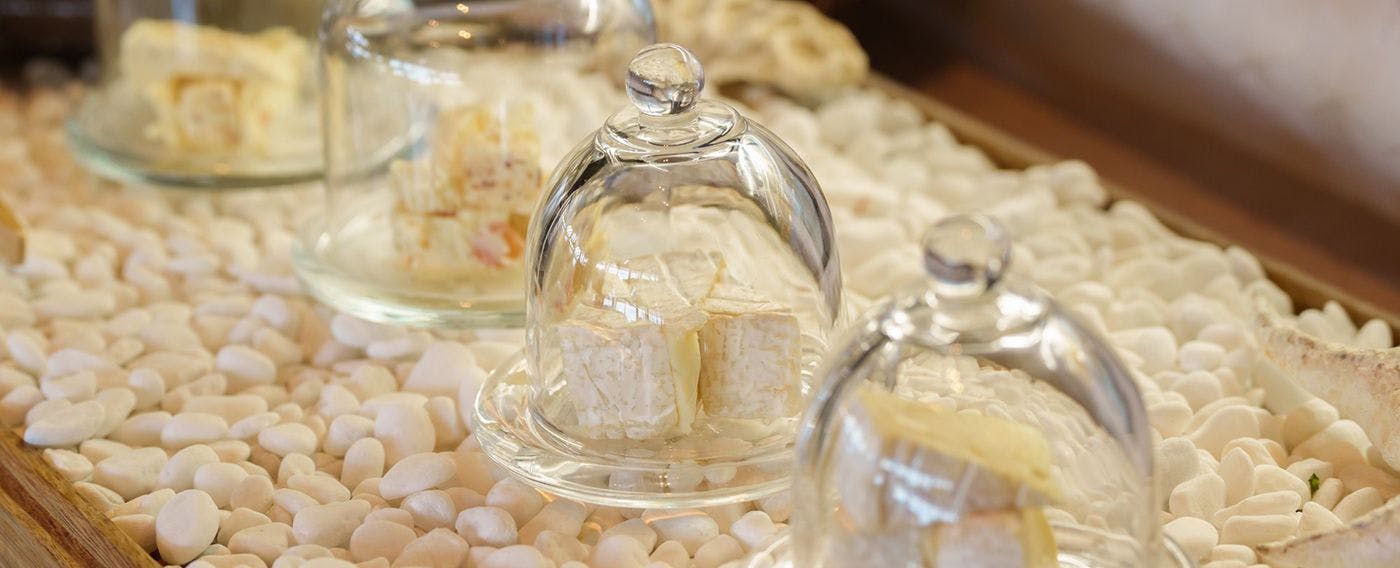 提供起司及小點心等。（不可帶回房間等處）