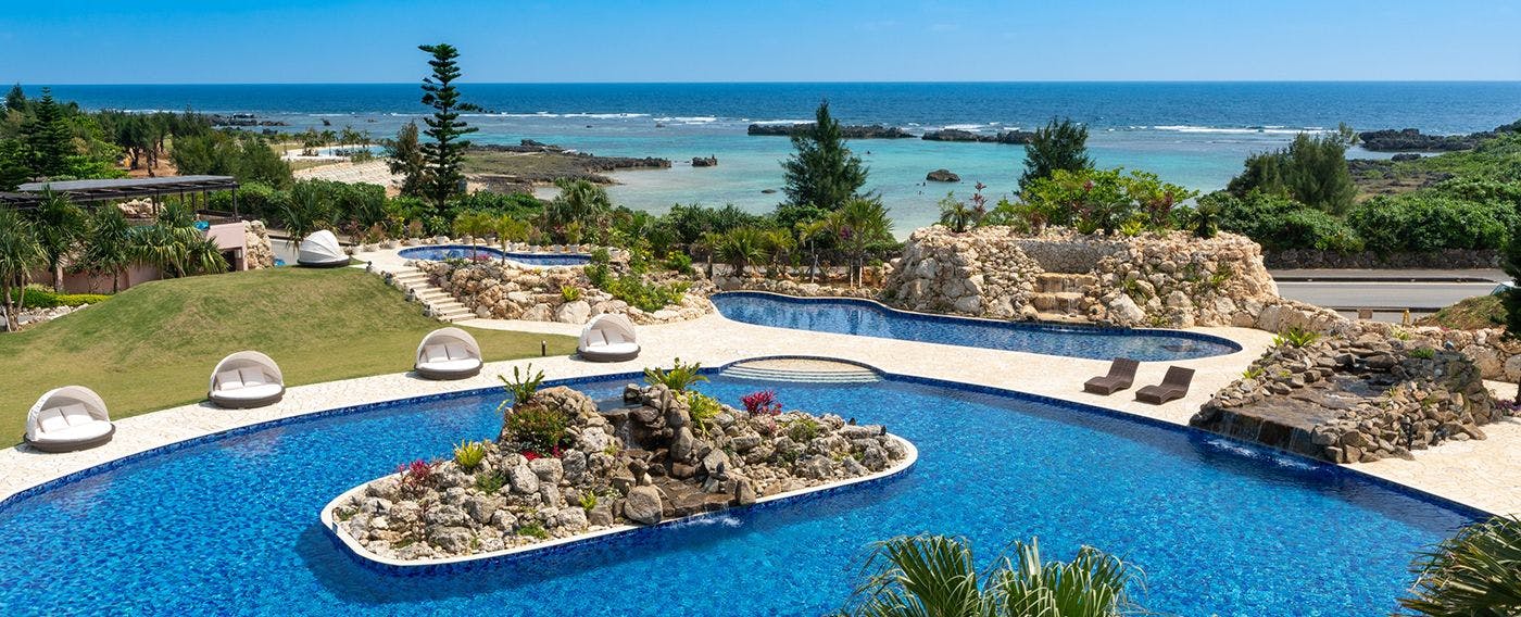 「西吉拉花園泳池」位於可眺望西吉拉海灘的地點，設有大小三座泳池。