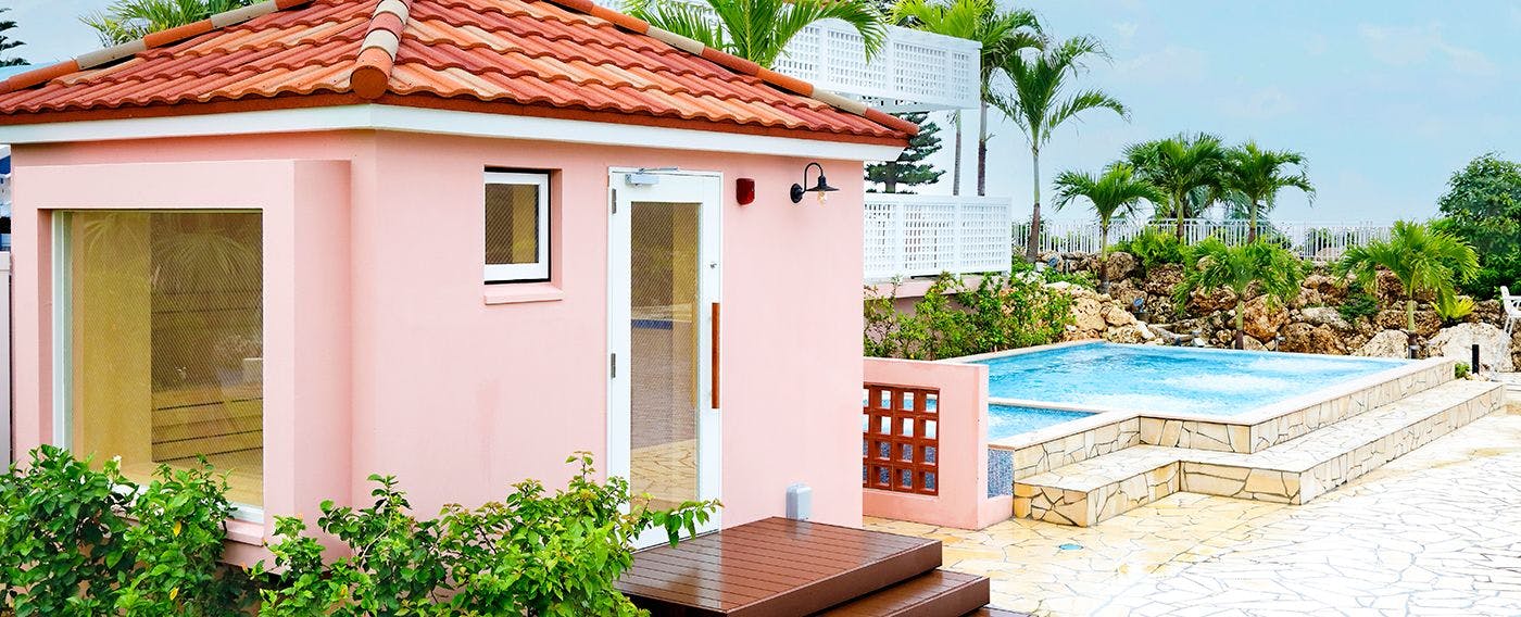 蒸完乾蒸桑拿後，請在寬敞的氣泡泳池中放鬆身心。