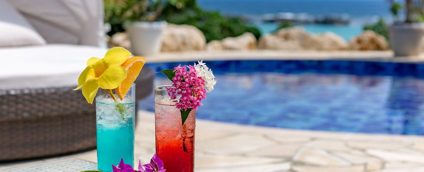 您可於泳池畔享用飲品（需額外付費）