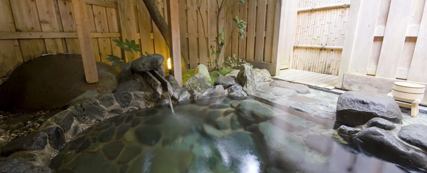 น้ำพุร้อนและห้องอาบน้ำ