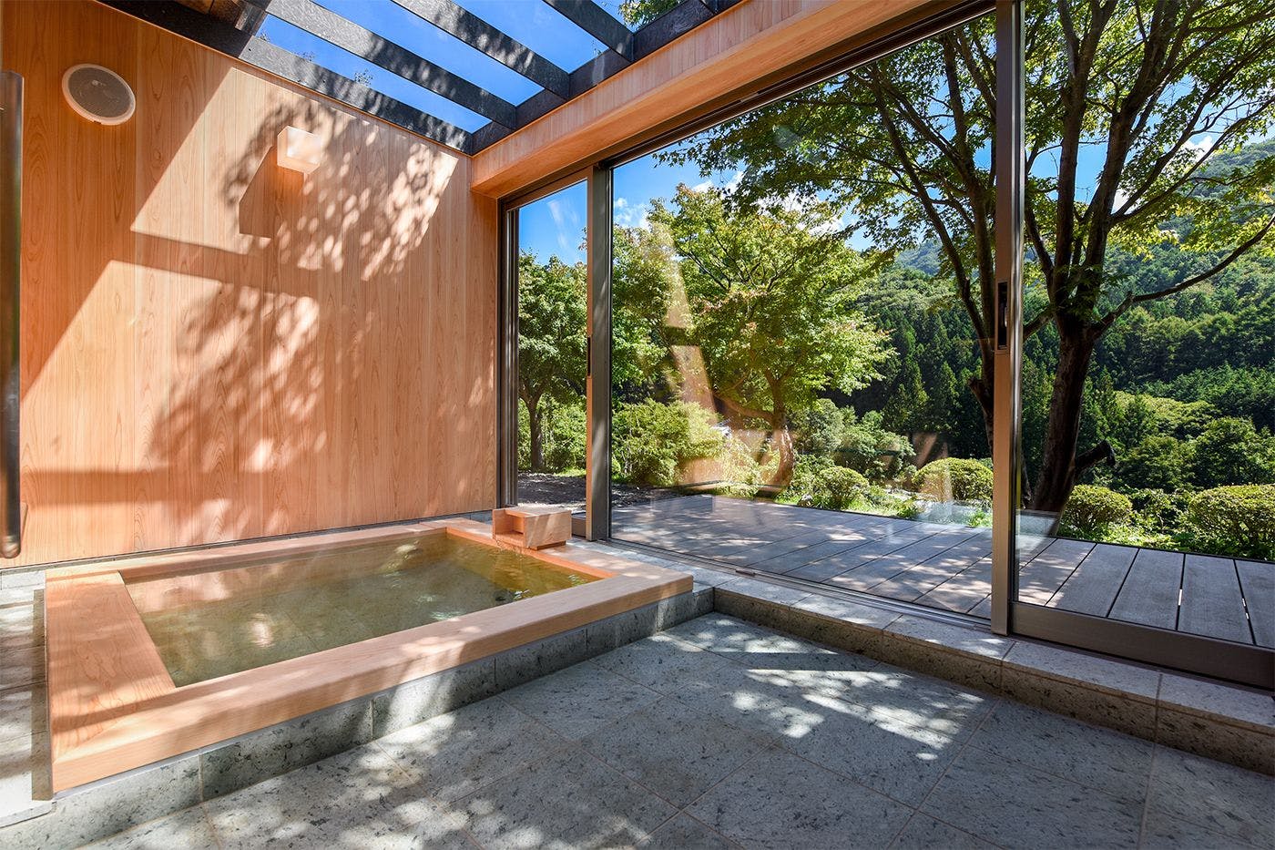 น้ำพุร้อนและอ่างอาบน้ำ