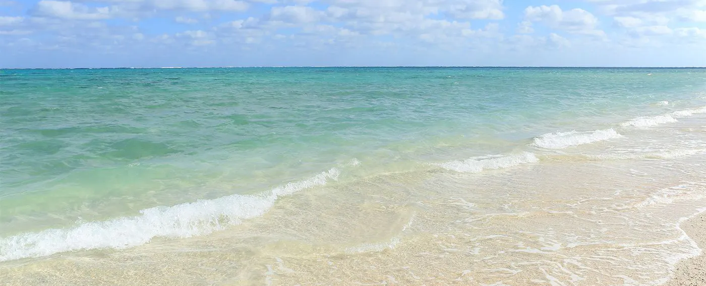 ホテル裏手に広がる「ナータビーチ」