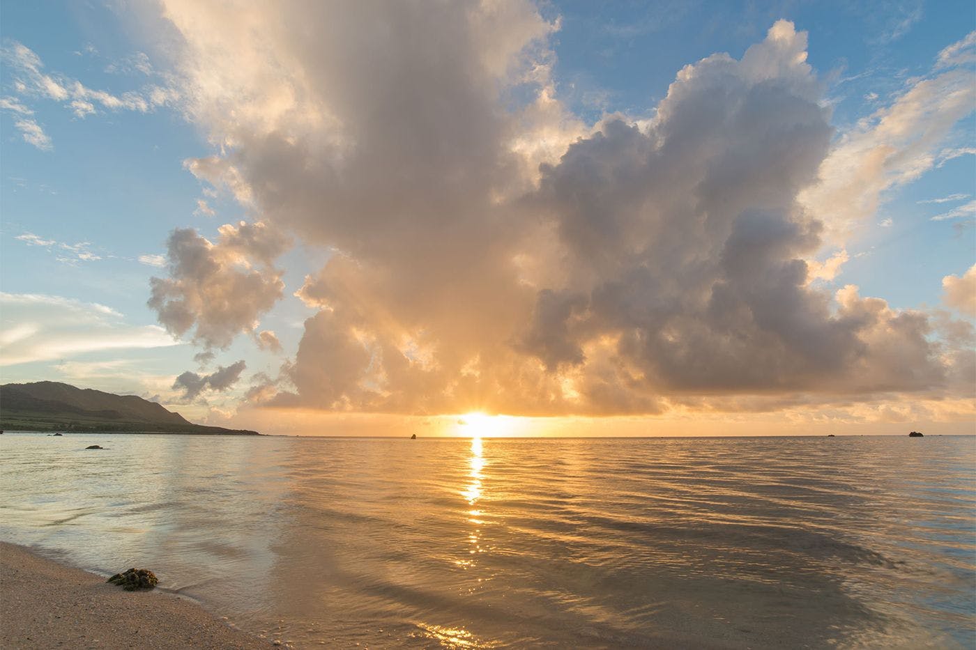 水平線から昇る朝日