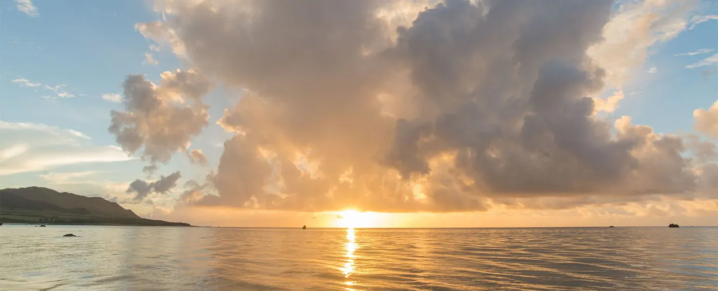 水平線から昇る朝日