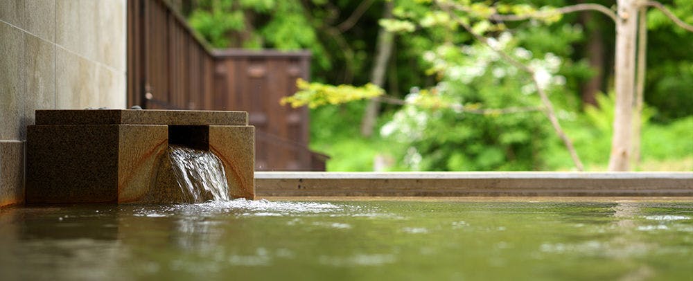 Imej tab mandi terbuka (rotenburo)