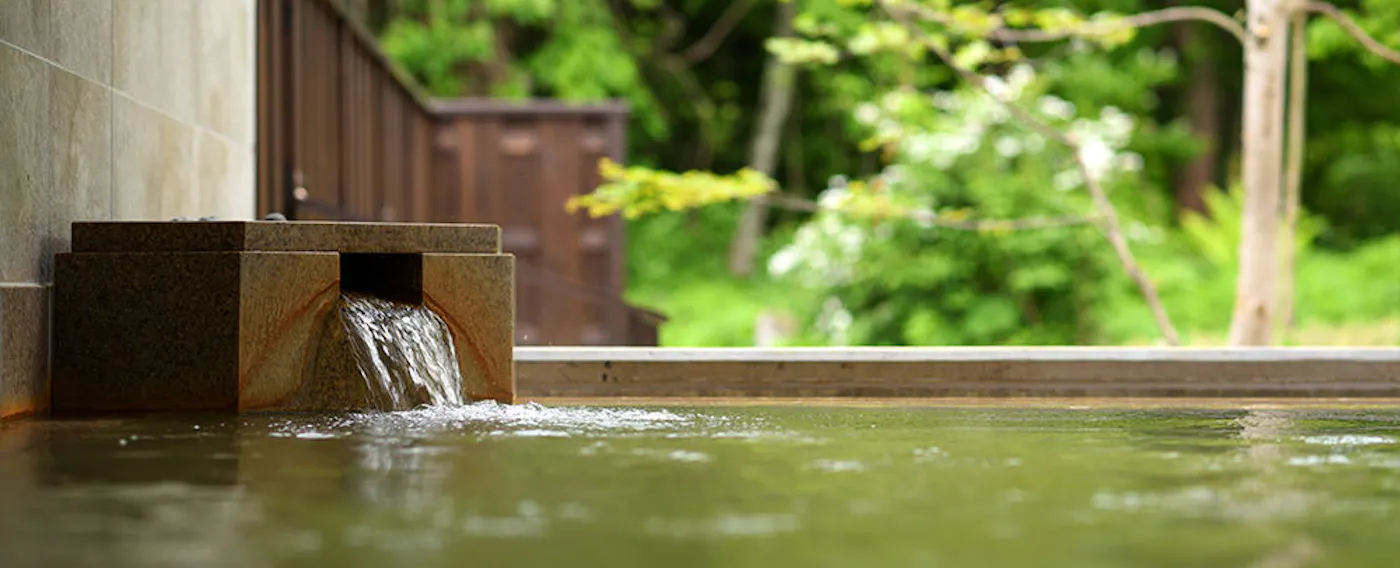 Imej tab mandi terbuka (rotenburo)