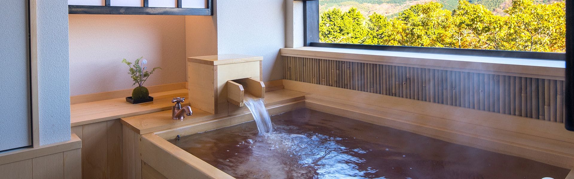 Kolam mata air panas alami terbuka dari kayu Hinoki