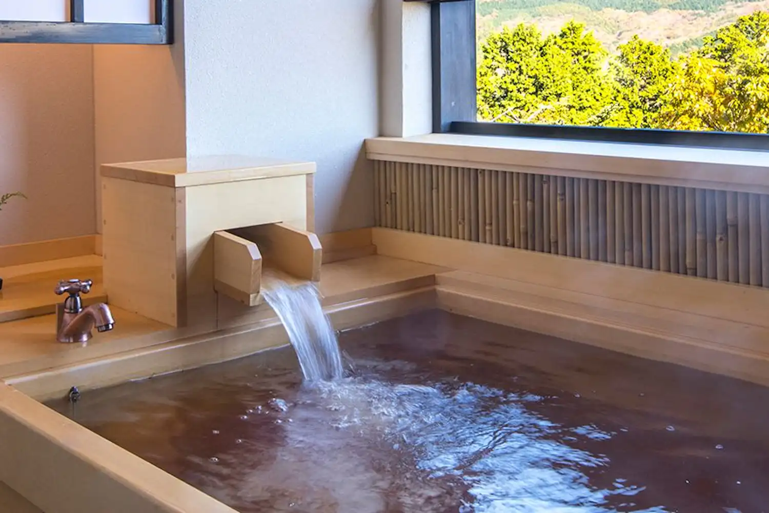 Kolam mata air panas alami terbuka dari kayu Hinoki