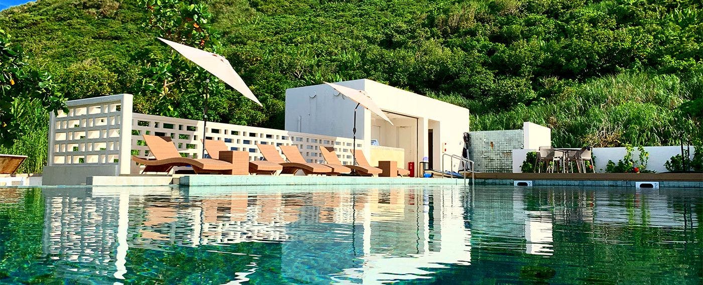 ลานระเบียงสระว่ายน้ำกลางแจ้ง