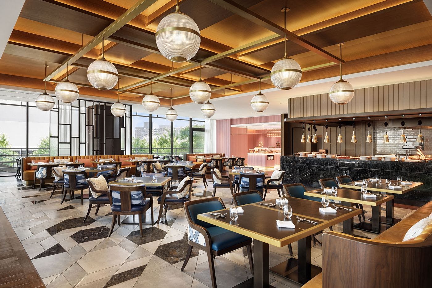 横浜で始まった文化的な交流からインスピレーションを得たビュッフェレストラン「パシフィック・テーブル」