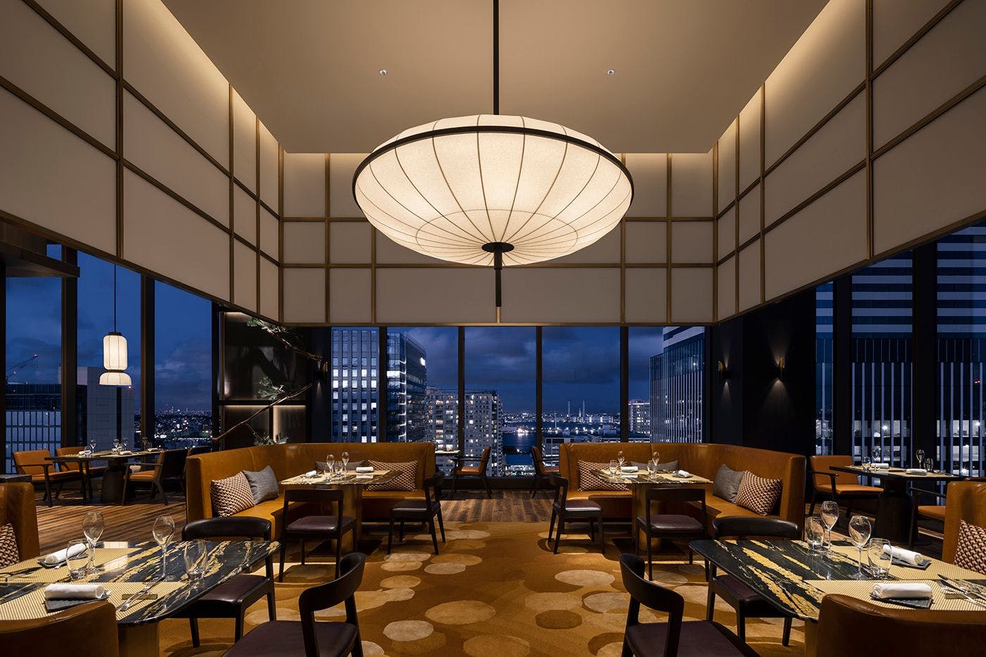 地上23階からの夜景を楽しむことのできる絶景のロケーションのグリルレストラン「アイアン・ベイ」