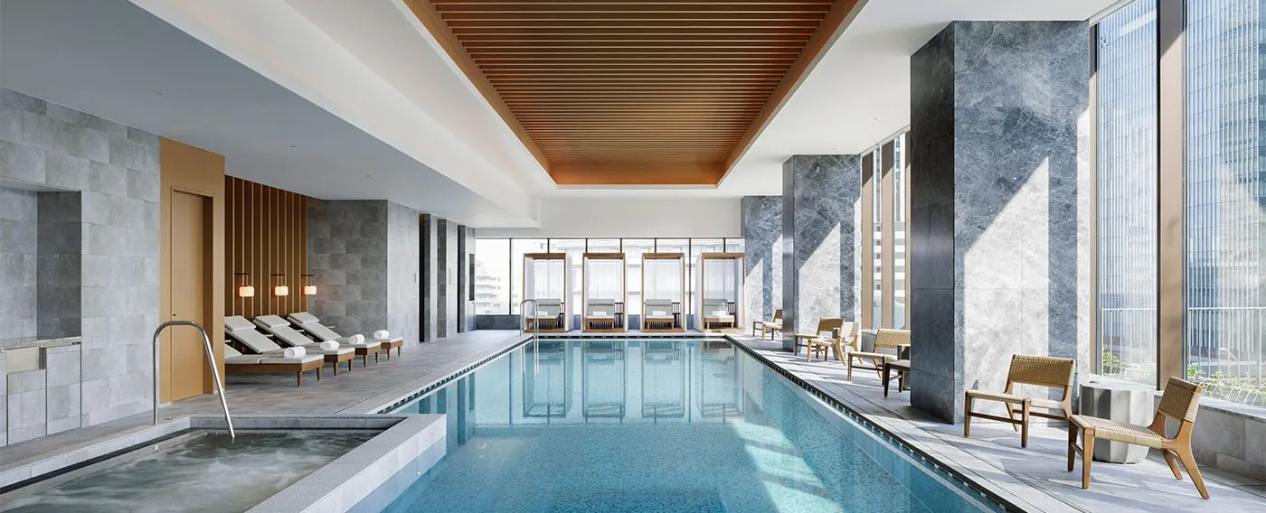 ご宿泊者様専用の屋内プールは、自然光が差し込む都会のオアシス