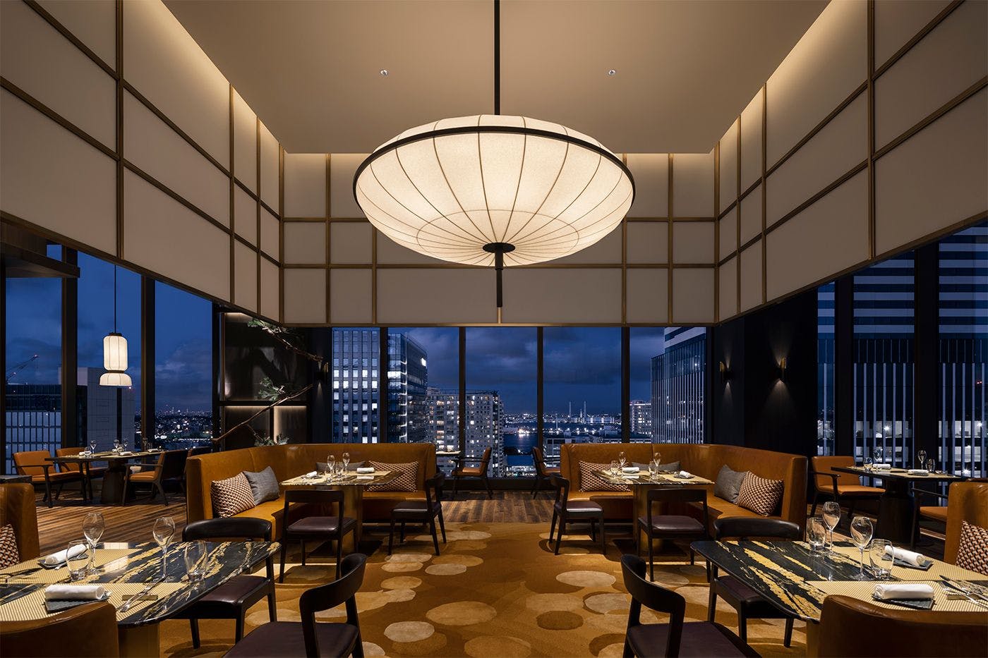 最上階23階にあるシグネチャーレストラン「アイアン・ベイ」