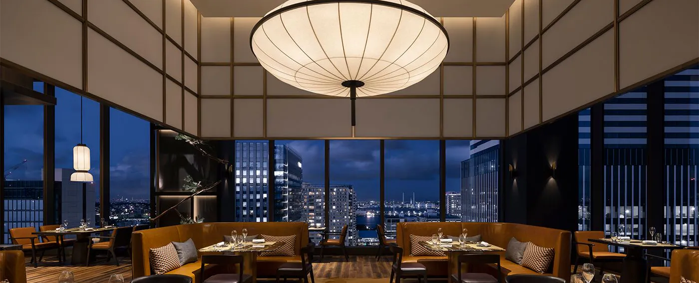 最上階23階にあるシグネチャーレストラン「アイアン・ベイ」