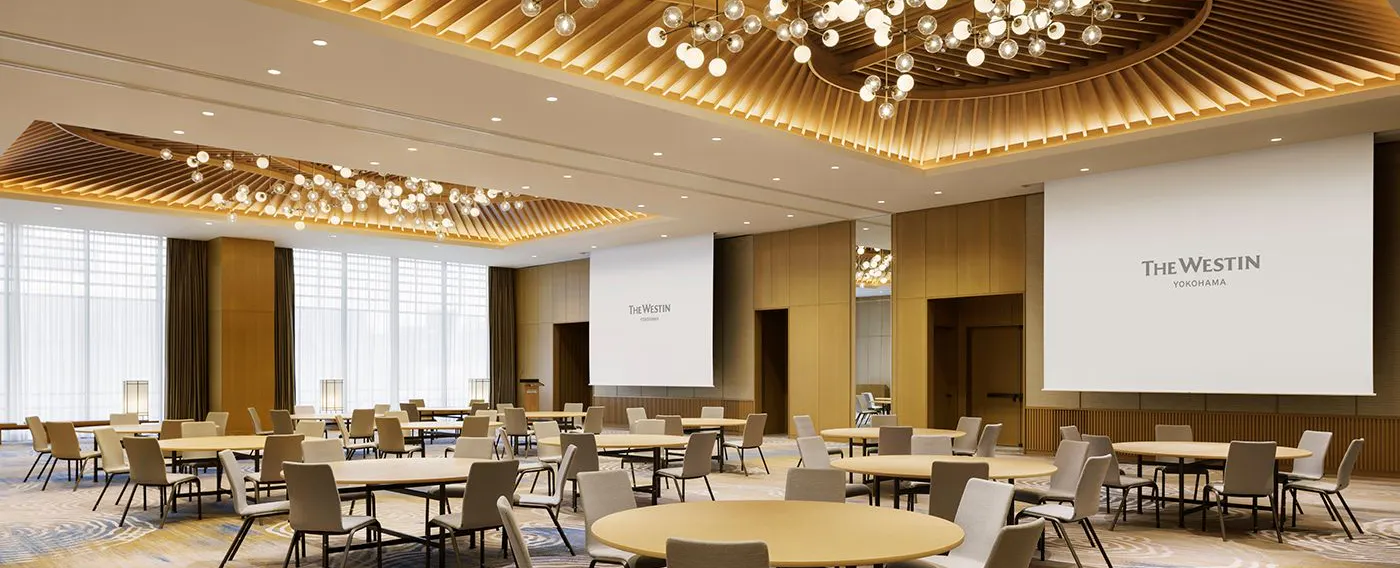 明るい自然光が入るミーティングスペース